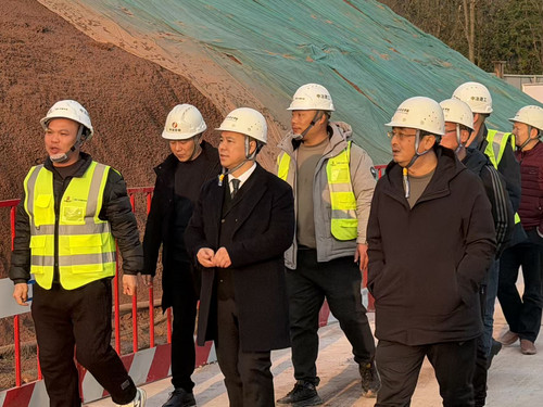 校长罗天洪带队检查施工现场1（1.5）.jpg